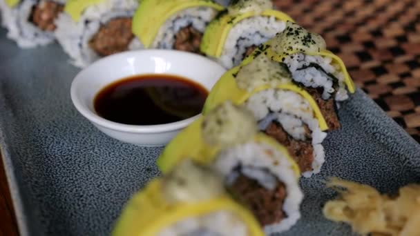 Аппетитные Рулоны Авокадо Овощей Модные Японские Блюда Веганов Мяса Рыбы — стоковое видео
