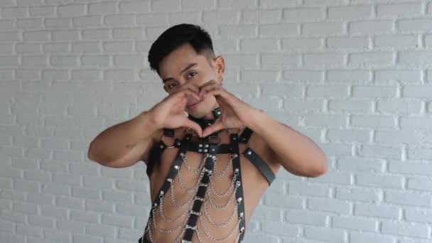 Transgenre Montre Geste Cœur Avec Les Doigts Amoureux Homosexuel Vêtu — Video