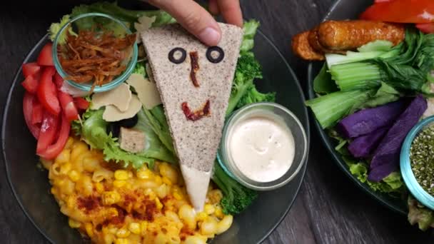 Χορτοφαγικό Πιάτο Για Παιδιά Διακοσμημένο Μια Πρόποση Μορφή Ενός Smiley — Αρχείο Βίντεο