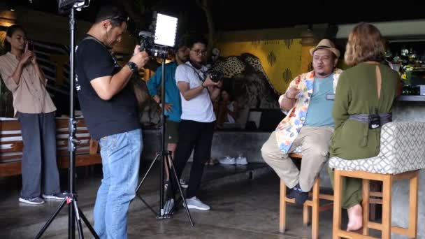 Убуд Индонезия Октября 2022 Года Журналист Проводит Интервью Знаменитостью Желтых — стоковое видео