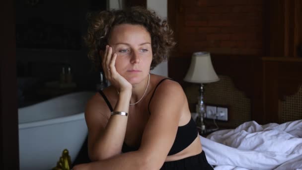 Uma Mulher Triste Segura Cabeça Com Mão Olha Para Distância — Vídeo de Stock