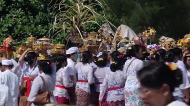 Ubud, Endonezya - 22 Ekim 2022: Bali 'de bir yıllık dini törenler için tanrılara adanan tören kıyafetleri içinde yerel ada sakinleri Bali