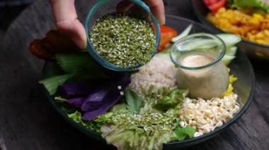 Lezzetli süper yiyecekler en iyi tat ve doygunluk için vitamin ve eser elementlerle serpiştirilir. Vejetaryenler için uygun besin. Ünlü vejetaryen restoranında süper yemek.