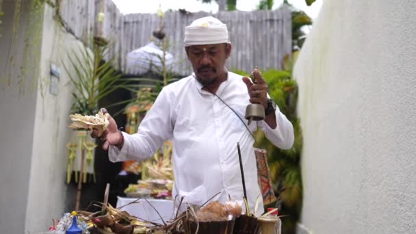 Ubud Indonesia October 2022 Priest Makes Ritual Offering Gods Island — Stock Video