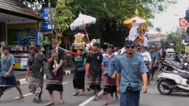 Ubud Indonésie Října 2022 Dav Místních Obyvatel Kráčí Městem Bali — Stock video