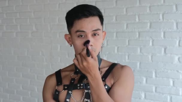 Гомосексуалист Использует Порошок Щеткой Придать Коже Ровный Вид Трансгендерный Мужчина — стоковое видео