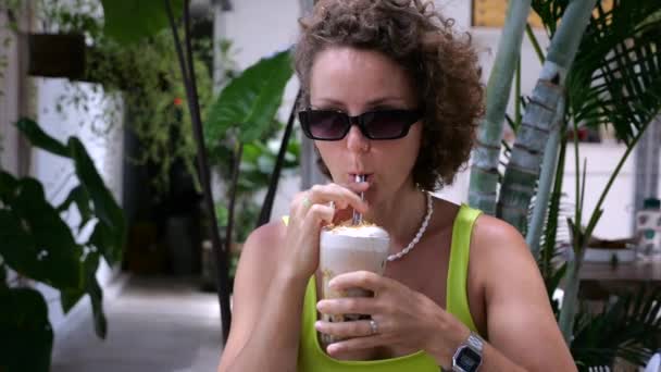 Blondynka Pijąca Czekoladowe Cappuccino Śmietanką Kawiarni Kręcone Kobiety Pijące Czekoladowe — Wideo stockowe