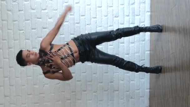 Video Verticale Asiatico Ragazzo Full Length Bdsm Costume Danza Vogue — Video Stock
