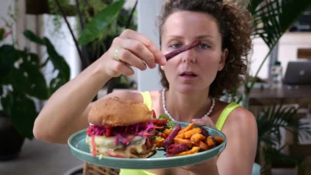 Женщина Ест Картошку Наслаждается Едой Жареная Французская Картошка Свекла Сочный — стоковое видео