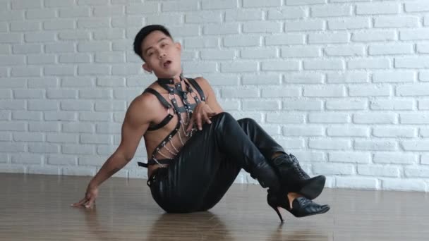 Model Transgenderowy Pozujący Skórzanym Garniturze Czarnych Pasków Szpilkach Spinką Włosów — Wideo stockowe