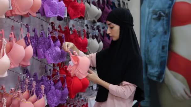 Мусульманський Жінка Клієнт Жінка Клієнт Магазині Нижньої Білизни Вибирає Рожевий — стокове відео