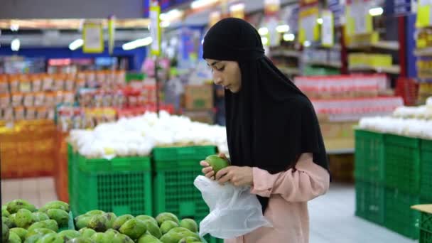 Primer Plano Hermosa Mujer Joven Hijab Selecciona Cuidadosamente Frutas Maduras — Vídeos de Stock