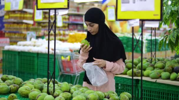 Hidzsábi Fiatal Legérettebb Gyümölcsöt Választja Nagy Szupermarketben Gyümölcsöt Vesz Kezébe — Stock videók