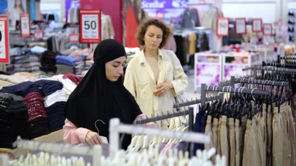 Due Clienti Negozio Abbigliamento Femminile Scegliere Cose Shopping Donna Musulmana — Video Stock