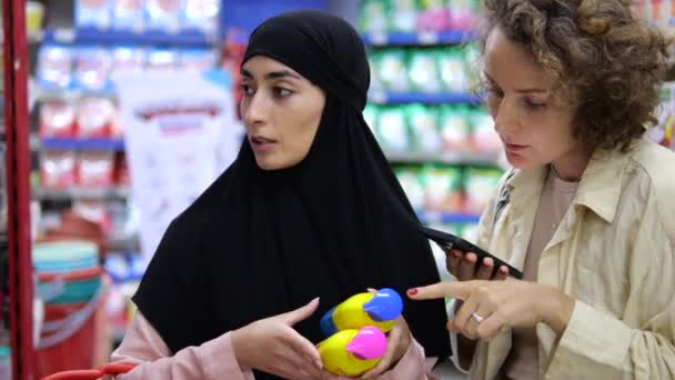 Дві Подружки Супермаркеті Порівнюють Склад Гелів Душу Косметичному Відділенні Кавказькі — стокове відео