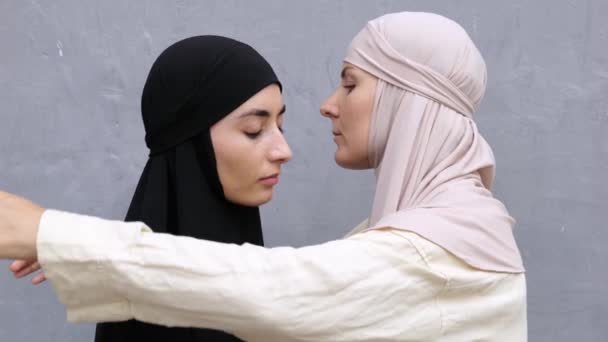 Dvě Truchlící Muslimky Černobílých Hidžábech Vzájemně Vřele Objímají Ženská Solidarita — Stock video