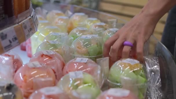 Szeletelt Gyümölcsöket Vevő Kényelme Érdekében Műanyag Poharakba Csomagolják Ügyfél Kiválasztja — Stock videók