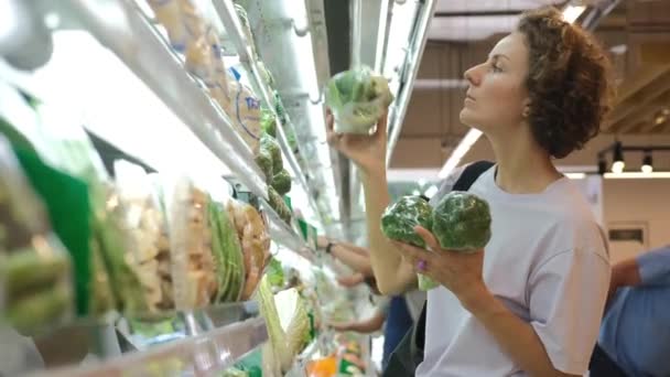 Una Mujer Blanca Selecciona Brócoli Fresco Estante Tienda Comprador Elige — Vídeos de Stock