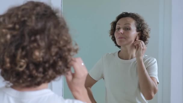 Uma Mulher Banheiro Limpa Orelhas Com Cotonete Cera Estreita Olhos — Vídeo de Stock