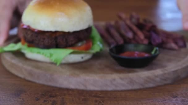 Appetizing Hamburger Placed Restaurant Table Wooden Board Side Dish Deep — Stok video