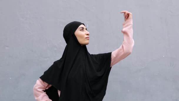 Исламская Мусульманка Чёрном Хиджабе Розовой Рубашке Уверенно Стоит Позе Протягивает — стоковое видео