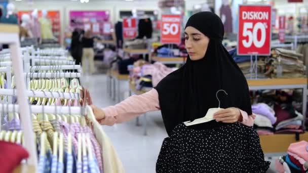 Islámská Žena Chimáru Vybírá Halenky Košile Obchodě Muslimka Zákazník Porovnává — Stock video