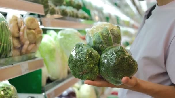 Woman Shopping Fresh Vegetables Green Broccoli Cauliflower Buying Fresh Cabbage — Vídeos de Stock