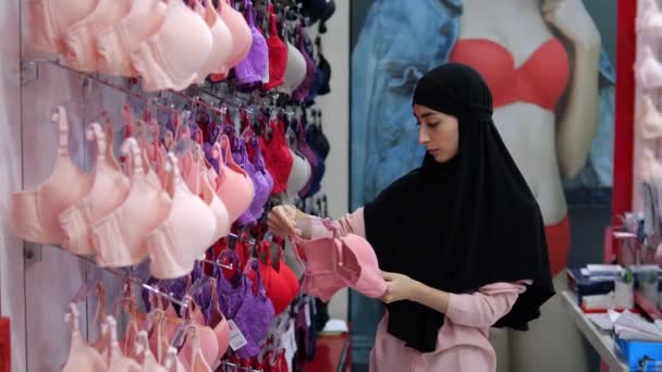 Покупець Жінки Клієнт Арабського Вигляду Мусульманка Хіджабі Виглядає Вибирає Перевіряє — стокове відео