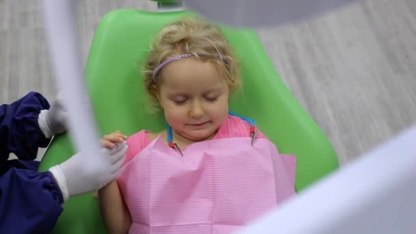 Vídeo Dinámico Niña Preocupada Sienta Silla Dental Sosteniendo Dentista Mano — Vídeo de stock