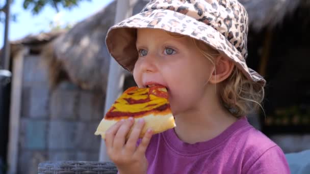 Niño Muerde Deliciosa Pizza Queso Bajo Sombra Palmeras Tropicales Primer — Vídeo de stock