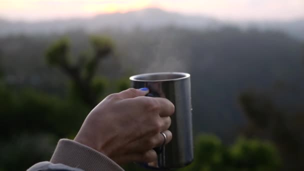 Filiżanka Gorącej Herbaty Bliska Tle Wspaniałego Górskiego Krajobrazu Świcie Podróż — Wideo stockowe