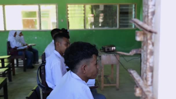 2022年10月22日 印度尼西亚乌布德 来自贫困家庭的孩子在寄宿学校学习 与来自贫困家庭的身着校服的学生一起密切监视教室 不要处于不利地位 — 图库视频影像