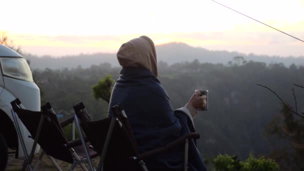 Smutna Kobieta Siedząca Kubkiem Kawy Pobliżu Kampera Widokiem Góry Las — Wideo stockowe