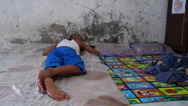 2022年10月22日 印度尼西亚乌布德 来自功能失调家庭的男孩睡在地板上 穷苦无父母的街头孤儿动态视频贫穷国家的孤儿概念生活印度尼西亚孤儿院 — 图库视频影像
