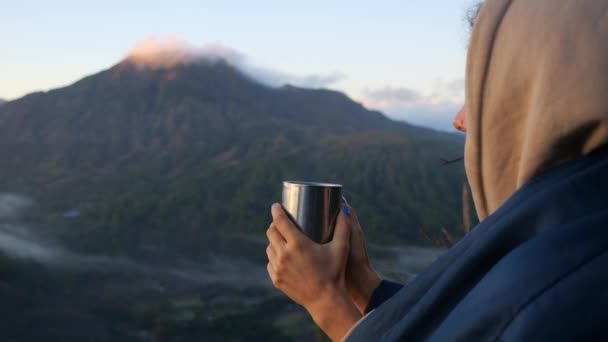 뜨거운 커피를 담요에 여자의 클로즈업 전망을 즐기는 구름에 봉우리와 여행자 — 비디오