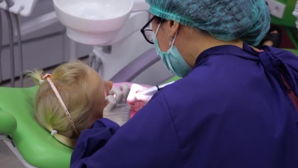 Fille Dans Une Chaise Dentaire Subissant Traitement Carie Chez Dentiste — Video