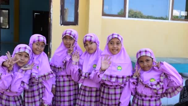 Ubud Indonesien Oktober 2022 Muslimska Flickor Lila Hijabs Skoluniform Ler — Stockvideo