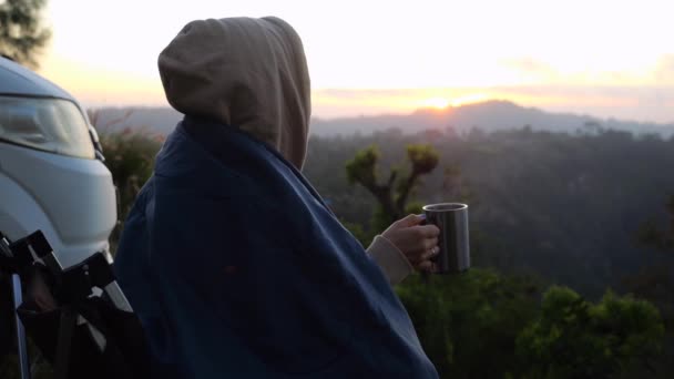 Sabahın Köründe Karavanın Yanında Sisli Dağlara Bakan Bir Fincan Kahveyle — Stok video