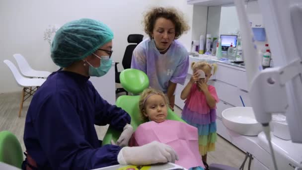 Ubud Indonesien Oktober 2022 Asiatische Zahnärztin Fragt Patientin Nach Ihrer — Stockvideo