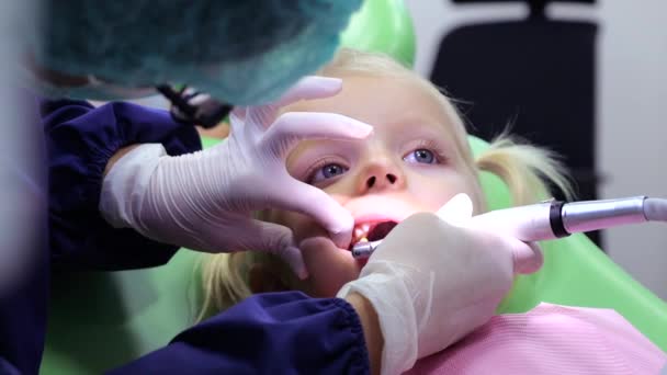 Närbild Pediatriska Tandläkare Borrar Flickor Tänder Med Tandborr Cinematic Video — Stockvideo