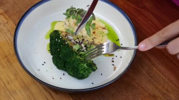 Gourmet Skär Vegansk Broccoli Tallriken Med Kniv Och Gaffel Närbild — Stockvideo