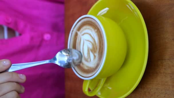 Pionowe Wideo Pyszne Kawy Latte Zielonej Filiżance Film Młodą Kobietą — Wideo stockowe