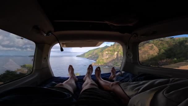Mutlu Gezgin Çift Karavan Yatağında Uzanıyor Açık Pencereden Manzaranın Tadını — Stok video
