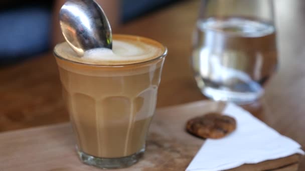 Close Kaca Dengan Latte Dengan Busa Lapang Dan Kue Coklat — Stok Video