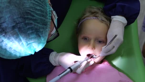 Dentista Pediátrico Trata Caries Con Taladro Dental Espejo Dental Vista — Vídeos de Stock