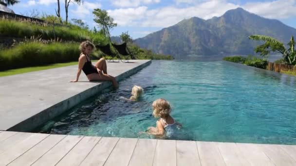 Широкий Снимок Двух Девушек Плавающих Открытом Бассейне Присмотром Родителей Мать — стоковое видео