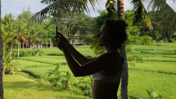 Молодая Женщина Записывает Видео Телефону Тропическими Пальмами Солнечный День Видео — стоковое видео
