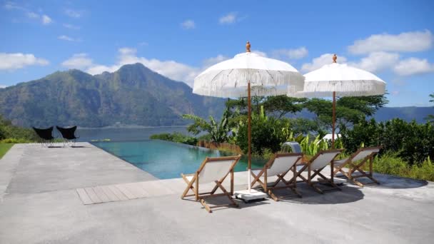 Lüks Bir Otelin Yanındaki Havuz Kenarında Muhteşem Dağ Manzaralı Güneş — Stok video
