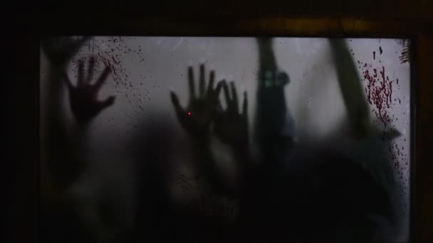Размытые Руки Похищенных Людей Царапали Окнами Окровавленное Окно Ужасное Зрелище — стоковое видео