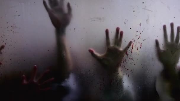 感染したゾンビの手は血まみれの窓に爪を突き刺し 黙示録を伝える ハンティングビデオ 暗黒と黙示録の混乱をカプセル化する アポカリプスのコンセプトテロルーム アンデッドスクラッチガラス — ストック動画